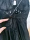 黑色簍空布蕾絲 胸前刺繡交叉肩帶洋裝