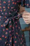 荷葉裙擺Ｖ領短洋裝_附腰帶(S~XL)(2色:黑底花朵)