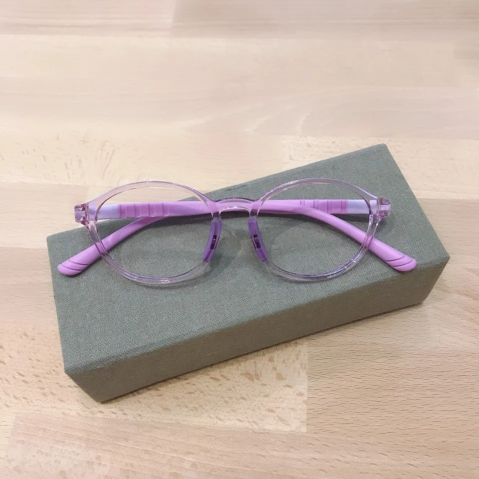 Eg Pc Uv4濾藍光0度眼鏡 Egk兒童館 小童款 Tr材質鏡腳仿彈簧彈性圓圓款c4 框面透紫色 鏡腳雙色紫