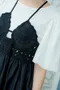 黑色簍空布蕾絲 胸前刺繡交叉肩帶洋裝
