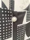 幾何方塊 法式澎袖珍珠釦洋裝_附腰帶(黑色白底)