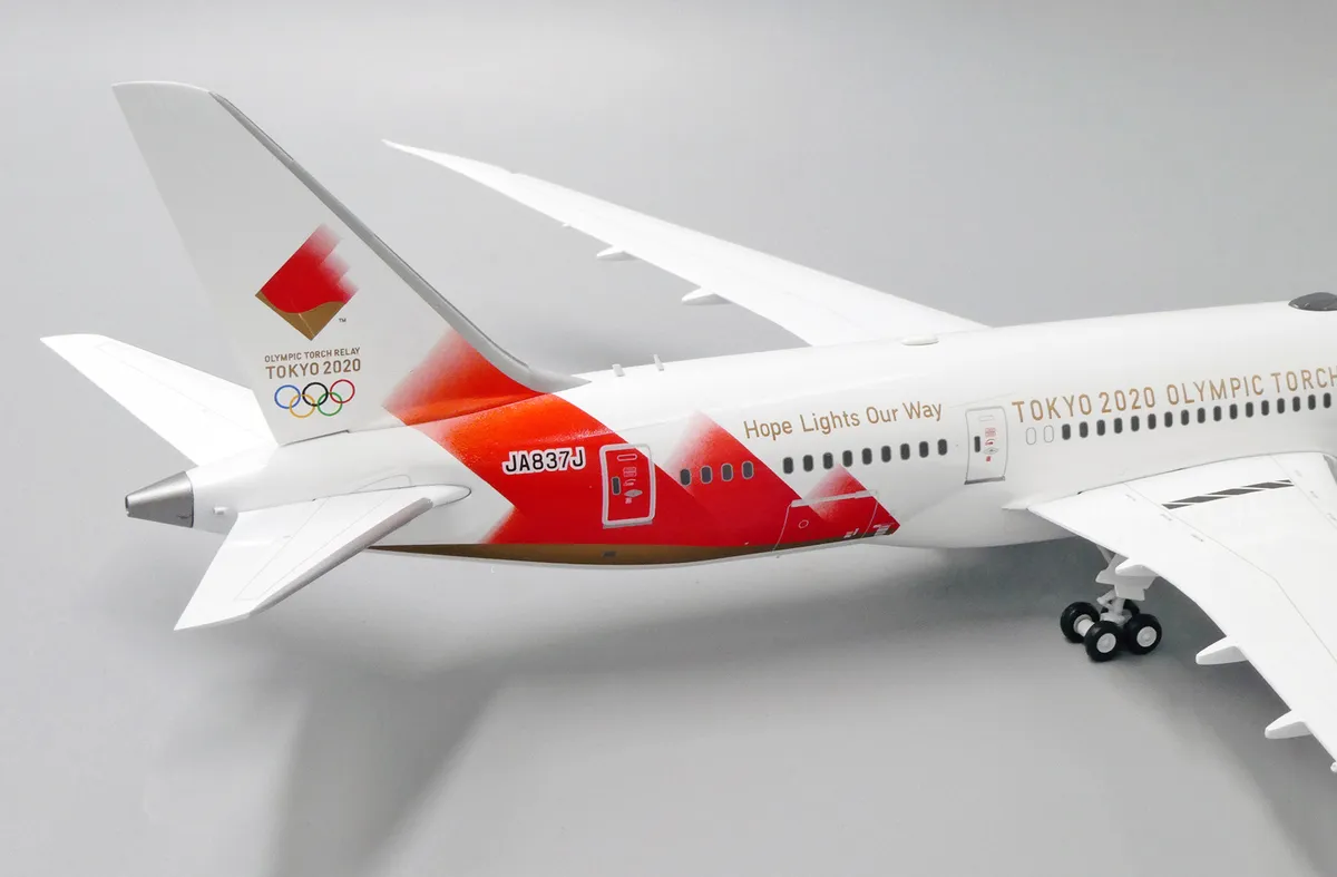 東京2020 オリンピック聖火特別輸送機　モデルプレーン　１／２００