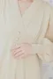 小珍珠鑲釦 抓摺針織洋裝_（M~XL)(2色:杏)