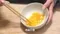 雞蛋打散，按順時針倒入鍋中，輕輕攪拌。