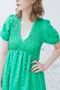 洞洞花朵布蕾絲 彈性皺摺V領洋裝＿(3色：綠)