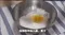 低筋粉中加入蛋🥚，青汁，攪拌均勻，過篩