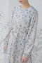法式優雅枝葉 弧形層疊裙襬洋裝＿附腰帶（2色：藍花）