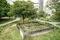 保留原冷卻池遺跡，設計成為「雜草生態演替空間」，彷彿都市中的「野・花園」，也成為讓自然生物可利用的「生態跳島系統」