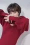 可愛挖洞設計 木耳領澎袖針織洋裝＿（2色：紅）